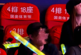 王菲惊艳亮相窦靖童北京演唱会，55岁仍似青春少女，手舞足蹈好快乐