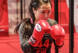 白天行医晚上格斗，这个女孩拿下了UFC冠军