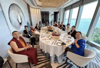 偶遇56岁邱淑贞在尼泊尔拜佛，穿白衣温婉大方