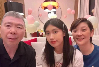 徐帆现身国外陪养女过节，徐朵穿露脐装俏皮可爱