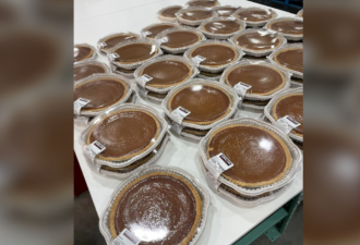 Costco数百人排队疯抢限定美食！有人狂扫120盒，塞爆2辆购物车
