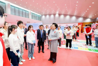 彭丽媛出席2024年“世界艾滋病日”主题宣传活动