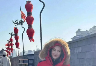 谷爱凌现身西安城墙引围观,上身羽绒服下身露腿太抗冻