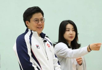 霍震霆和仨儿子现身内地，启刚给弟弟打气拍照