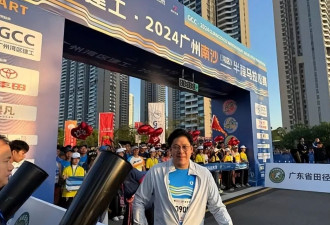 霍震霆和仨儿子现身内地，启刚给弟弟打气拍照