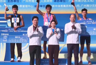 霍震霆和仨儿子现身内地，启刚给弟弟打气拍照