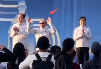 霍震霆和仨儿子现身内地，启刚给弟弟打气拍照