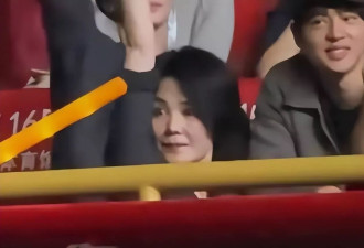 王菲看女儿演唱会，面部浮肿撞脸刘嘉玲