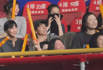 王菲看女儿演唱会，面部浮肿撞脸刘嘉玲
