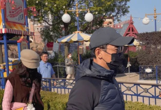 唐嫣夫妇带娃逛乐园，女方把奢牌穿成土甜风