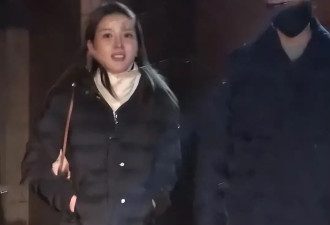 冯绍峰梅开二度，新女友正脸曝光，大眼圆脸可可爱爱，十指交扣显甜蜜