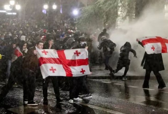 不止叙利亚，还有一国也乱了！数万人包围议会…