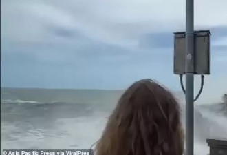 美女海边美景中做瑜伽 一个巨浪打来 被卷走丧命