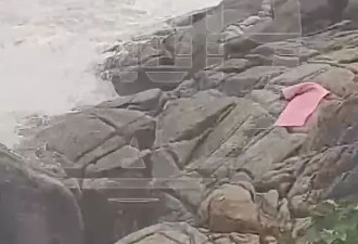 美女海边美景中做瑜伽 一个巨浪打来 被卷走丧命