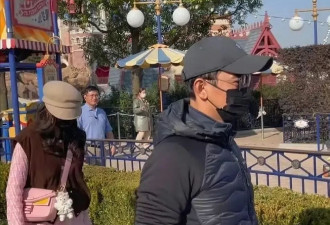 唐嫣罗晋带小孩游迪士尼，夫妻俩造型差异大