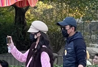 唐嫣罗晋带小孩游迪士尼，夫妻俩造型差异大