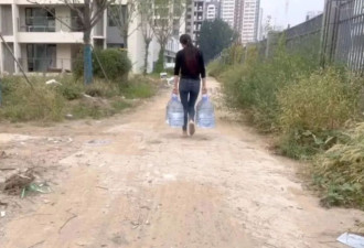 拎120斤水爬22楼，单亲妈妈带两个女儿住烂尾楼90天