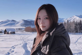 43岁李小璐在酒吧穿搭还很少女心，手部状态太真实