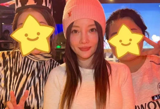 43岁李小璐在酒吧穿搭还很少女心，手部状态太真实