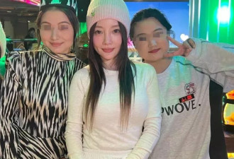 43岁李小璐在酒吧穿搭还很少女心，手部状态太真实