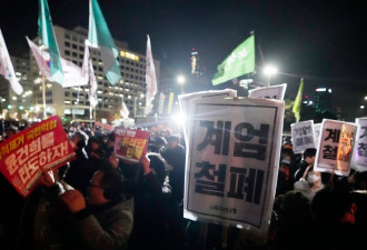 韩国深夜出现短暂全国戒严，中国网民冷嘲热讽