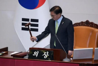 为解除紧急戒严令 韩国议员上演动作片