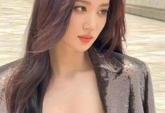 王楚然写真露出事业线大长腿！她肤白貌美性感火辣