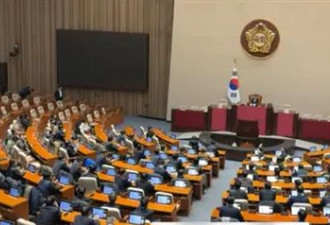 发布紧急戒严令6小时后解除,这一夜韩国发生什么?