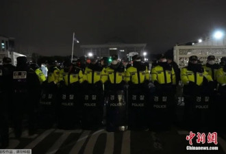 “国家或陷入泥潭”，韩国度过惊险一夜
