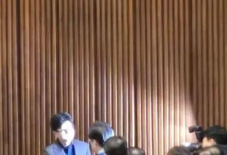 阻止尹锡悦戒严令后,李在明与韩国执政党党首握手