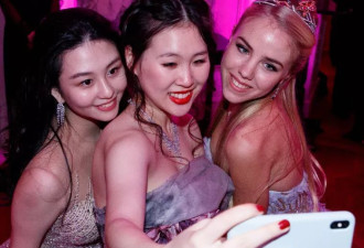 巴黎名媛舞会，被张艺谋妻子惊艳了