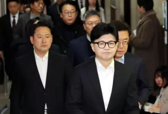 韩执政党党首要求尹锡悦退党 与在野党李在明热情握手
