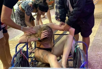 俩白人女孩在泰国醉到昏迷，近乎赤身被抬上推车