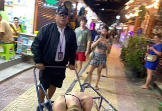 俩白人女孩在泰国醉到昏迷，近乎赤身被抬上推车