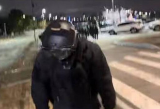 视频流出 韩戒严军队撤出国会后向民众道歉