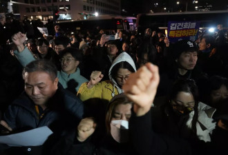 尹锡悦戒严令震惊全国,韩国政治两极化何以至此