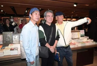 75岁动作演员戚冠军移居加国！近照模样如40岁，同框钱小豪似弟弟