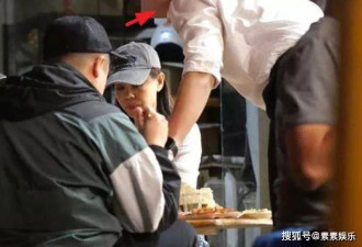 52岁彭佳慧和小8岁男友互喂美食，驾车同回爱巢
