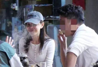 52岁彭佳慧和小8岁男友互喂美食，驾车同回爱巢