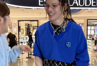 向佐最新直播造型辣眼，穿女装化浓妆像大姨