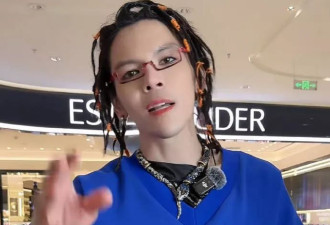 向佐最新直播造型辣眼，穿女装化浓妆像大姨