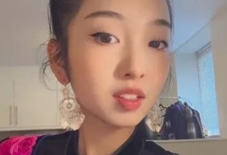 中国苗族女生英国盛装出席毕业典礼:外婆亲手缝制