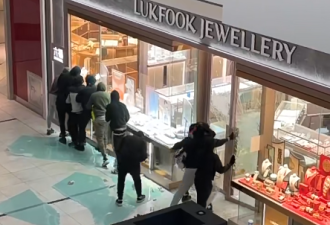 10名蒙面人狂砸中国珠宝店吓惨华人 警方围捕!