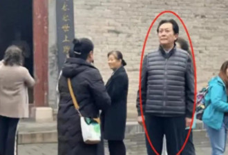 72岁的唐国强老到认不出，嘴巴紧闭满脸皱纹，身材走样步履蹒跚