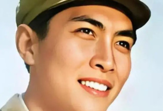 72岁的唐国强老到认不出，嘴巴紧闭满脸皱纹，身材走样步履蹒跚