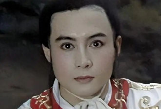 发妻打胎五次他却离开，曾被谢霆锋殴打，现在卖卤味养家