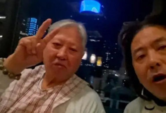 72岁洪金宝和83岁老友蔡澜聚餐，59岁混血老婆依旧正点，侧脸美翻