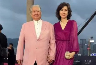 72岁洪金宝和83岁老友蔡澜聚餐，59岁混血老婆依旧正点，侧脸美翻