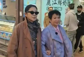 太吓人，63岁蔡明逛丽江脸部怪异，网友辣评：看一眼都会做恶梦