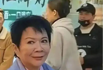 太吓人，63岁蔡明逛丽江脸部怪异，网友辣评：看一眼都会做恶梦